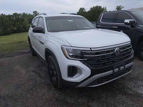 Used 2025 Volkswagen Atlas Peak Edition SE AWD/4WD image 6