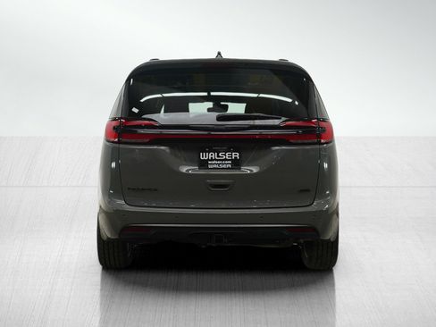 Used 2023 Chrysler Pacifica Touring-L w/ Road Tripper Package image 4