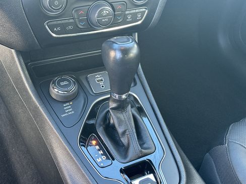 Used 2021 Jeep Cherokee Limited image 26