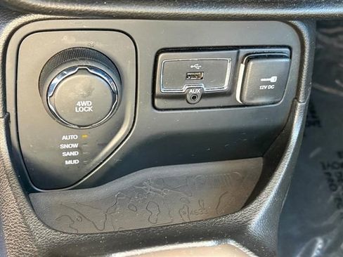 Used 2017 Jeep Renegade Sport w/ Power & Air Group image 21