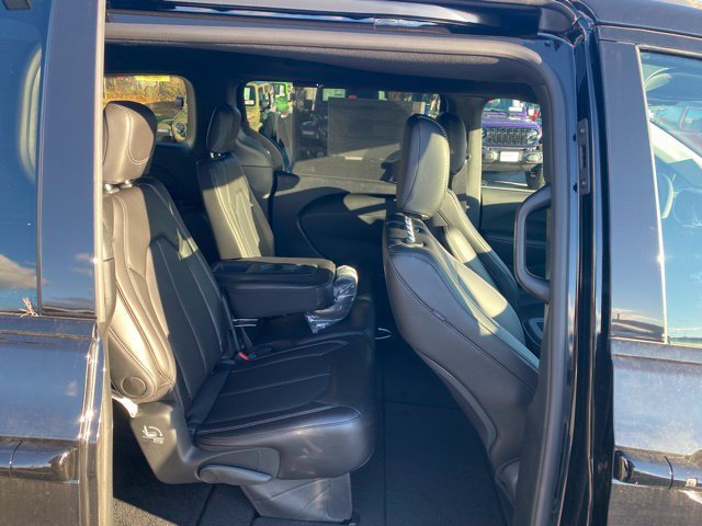 New 2026 Chrysler Pacifica Select w/ S Appearance Package FWD image 33