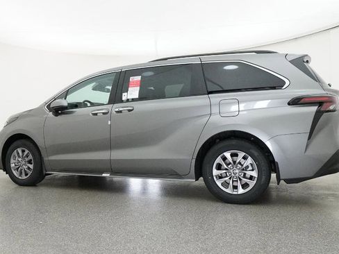 New 2026 Toyota Sienna XLE image 12