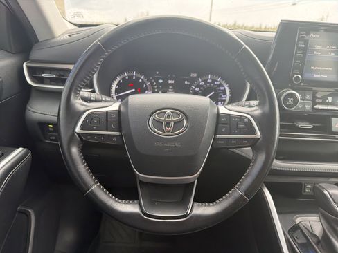 Used 2022 Toyota Highlander XLE AWD/4WD image 11