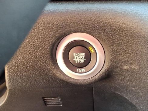 Used 2025 Chrysler Pacifica Limited image 12