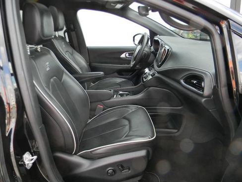 Used 2025 Chrysler Pacifica Limited FWD image 24