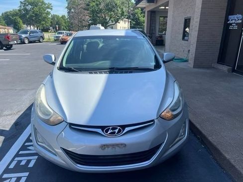 Used 2014 Hyundai Elantra SE w/ Option Group 02 FWD image 2