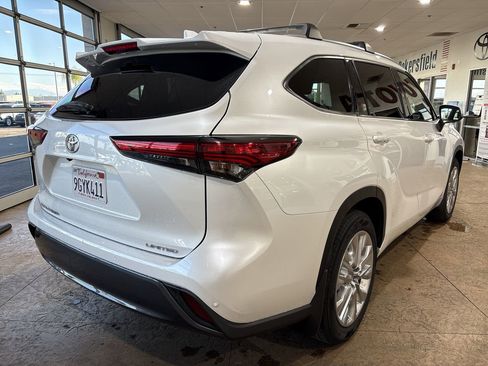 Used 2023 Toyota Highlander Limited image 2