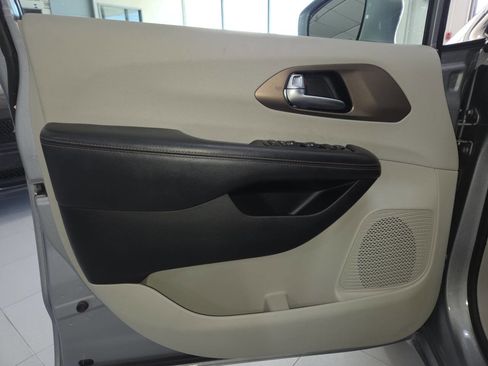 Used 2019 Chrysler Pacifica Touring-L Plus FWD image 13