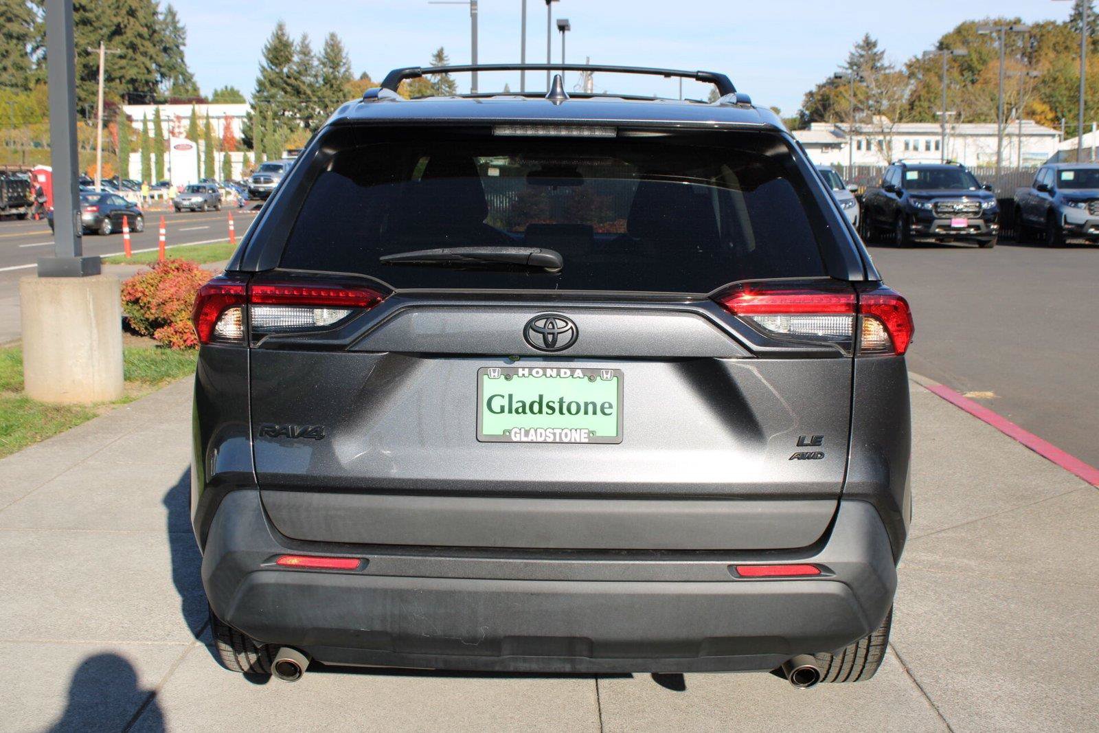 Used 2021 Toyota RAV4 LE AWD/4WD image 4