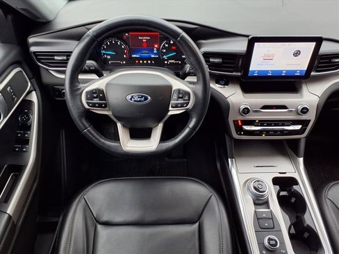 Used 2023 Ford Explorer XLT w/ Equipment Group 202A image 6