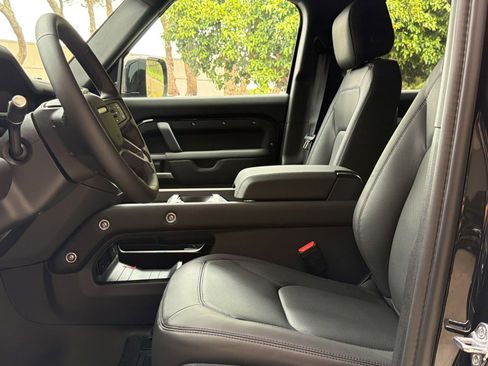New 2026 Land Rover Defender 130 X-Dynamic SE image 5