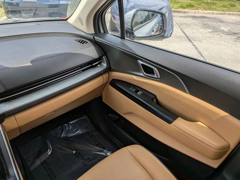 Used 2022 Kia Carnival LX FWD image 20