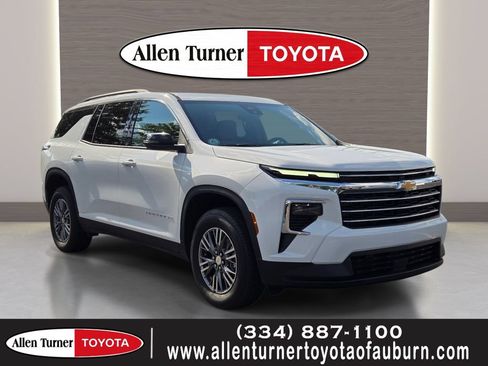 Used 2026 Chevrolet Traverse LT FWD image 1