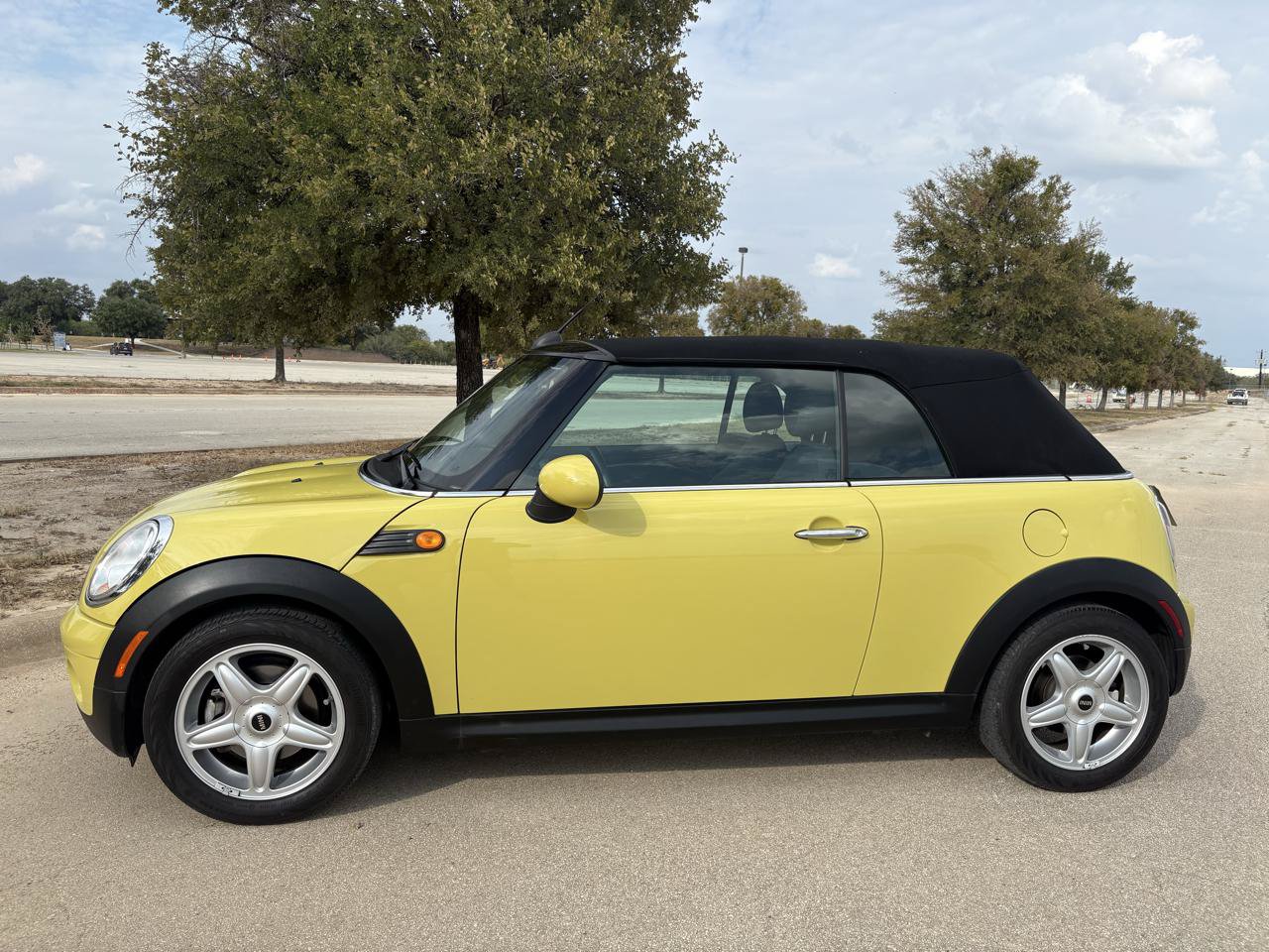Used 2009 MINI Cooper Convertible FWD image 3