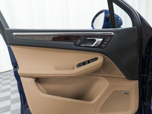 Certified 2022 Porsche Macan image 14