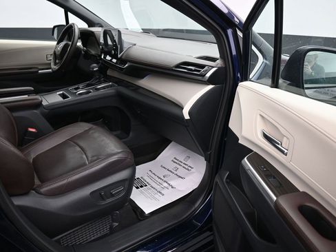 Used 2021 Toyota Sienna Platinum image 13