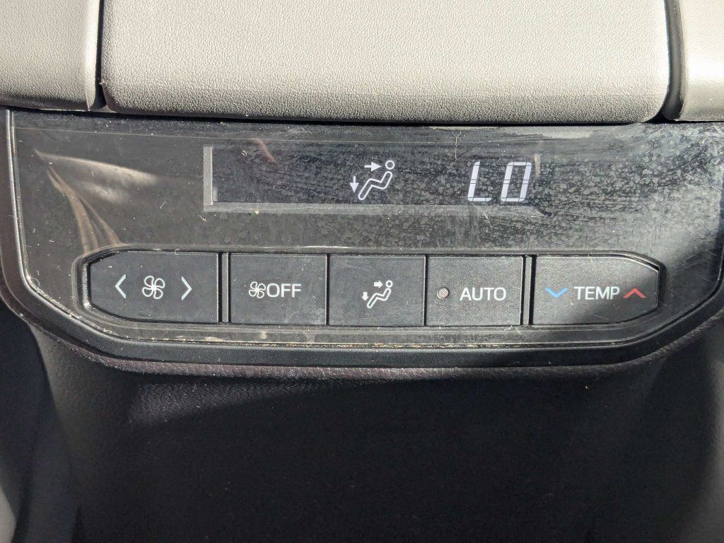 Used 2021 Toyota Highlander XLE AWD/4WD image 22