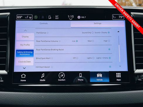 Used 2023 Chrysler Pacifica Touring-L image 8