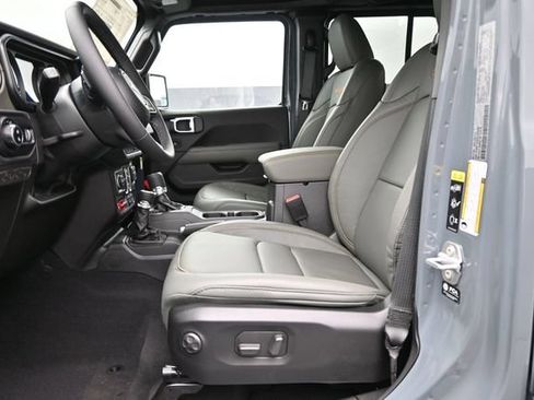 Used 2025 Jeep Gladiator Mojave AWD/4WD image 5