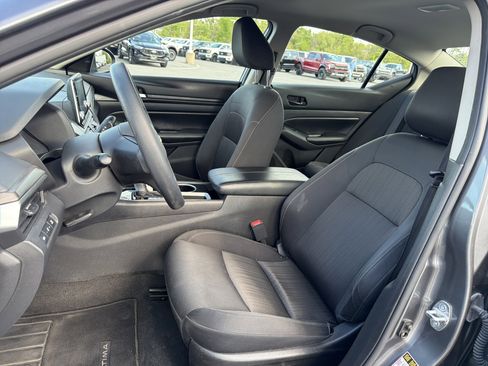 Used 2024 Nissan Altima 2.5 SV FWD image 11