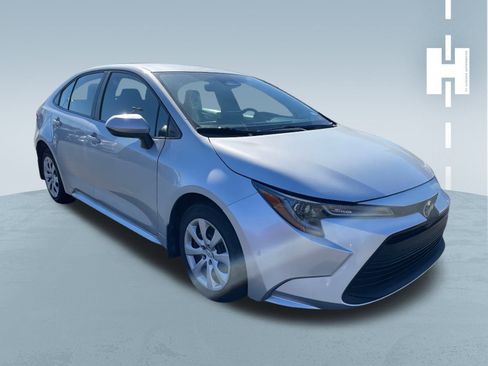 Used 2025 Toyota Corolla LE image 2