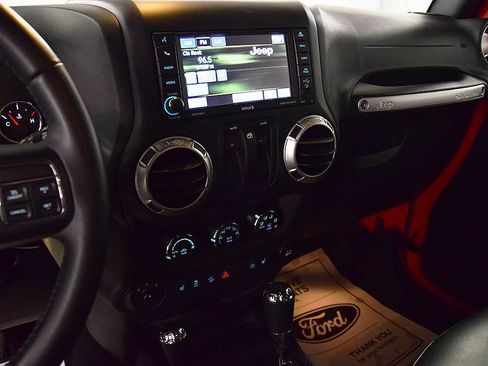 Used 2017 Jeep Wrangler Sahara w/ Dual Top Group AWD/4WD image 21