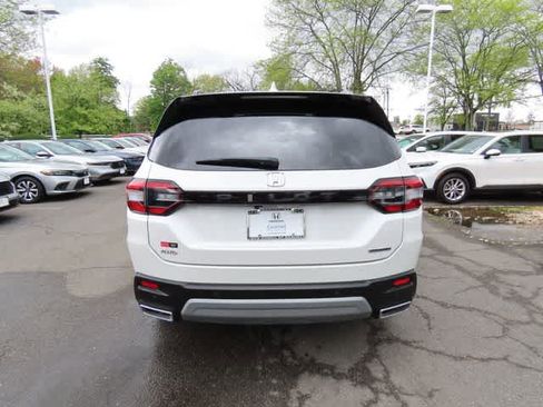 Used 2023 Honda Pilot Touring image 5