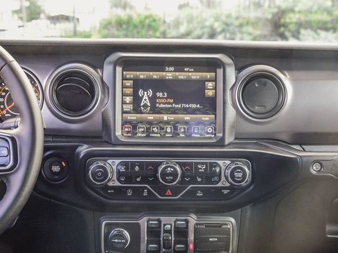 Used 2023 Jeep Gladiator Sport image 16