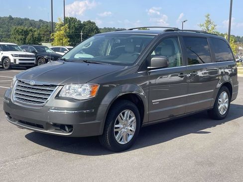 Used 2010 Chrysler Town & Country Touring FWD image 7