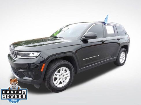 Used 2023 Jeep Grand Cherokee Laredo AWD/4WD image 3