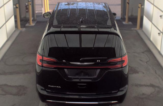 Used 2023 Chrysler Pacifica Touring-L FWD image 5