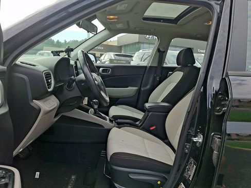 Used 2023 Hyundai Venue SEL FWD image 13