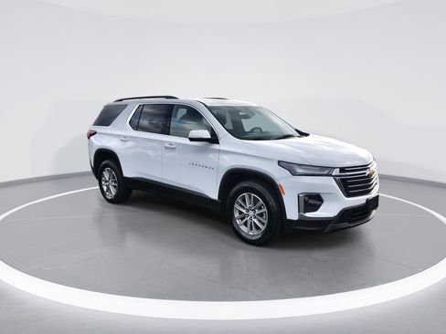 Used 2023 Chevrolet Traverse LT image 2