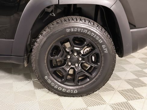 Used 2021 Jeep Cherokee Trailhawk w/ Comfort/Convenience Group AWD/4WD image 18