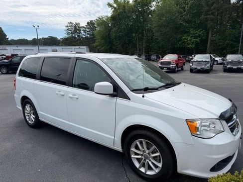 Used 2020 Dodge Grand Caravan SXT FWD image 3