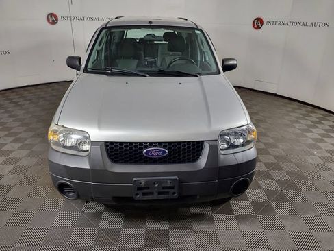 Used 2005 Ford Escape XLS FWD image 2
