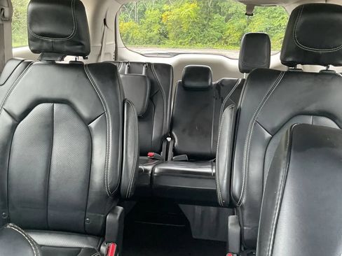 Used 2024 Chrysler Pacifica Touring-L FWD image 20