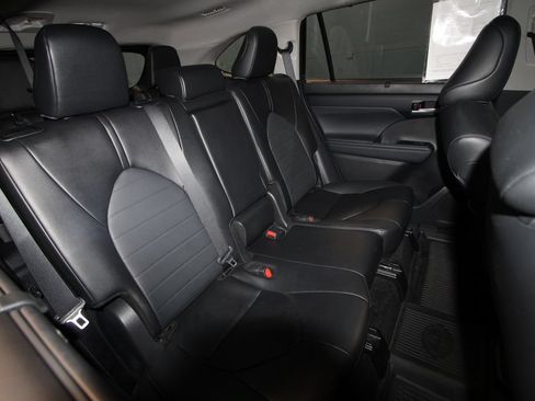 Used 2025 Toyota Highlander XLE AWD/4WD image 25