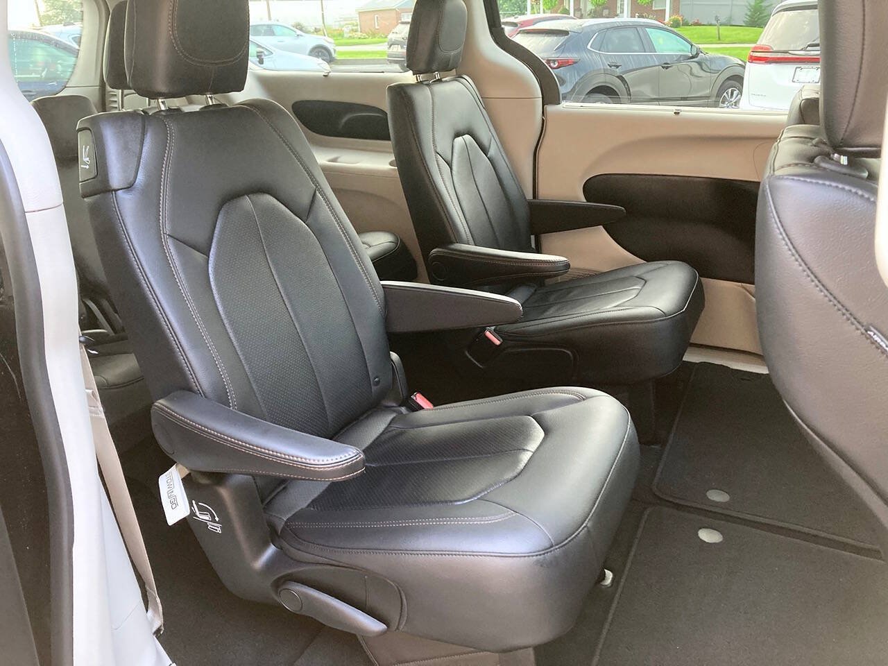 Used 2020 Chrysler Pacifica Touring-L FWD image 11