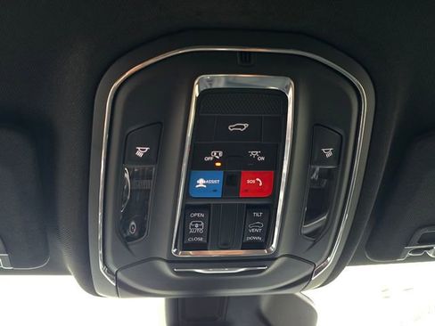 Used 2025 Jeep Grand Cherokee Laredo X w/ Luxury Tech Group I image 18