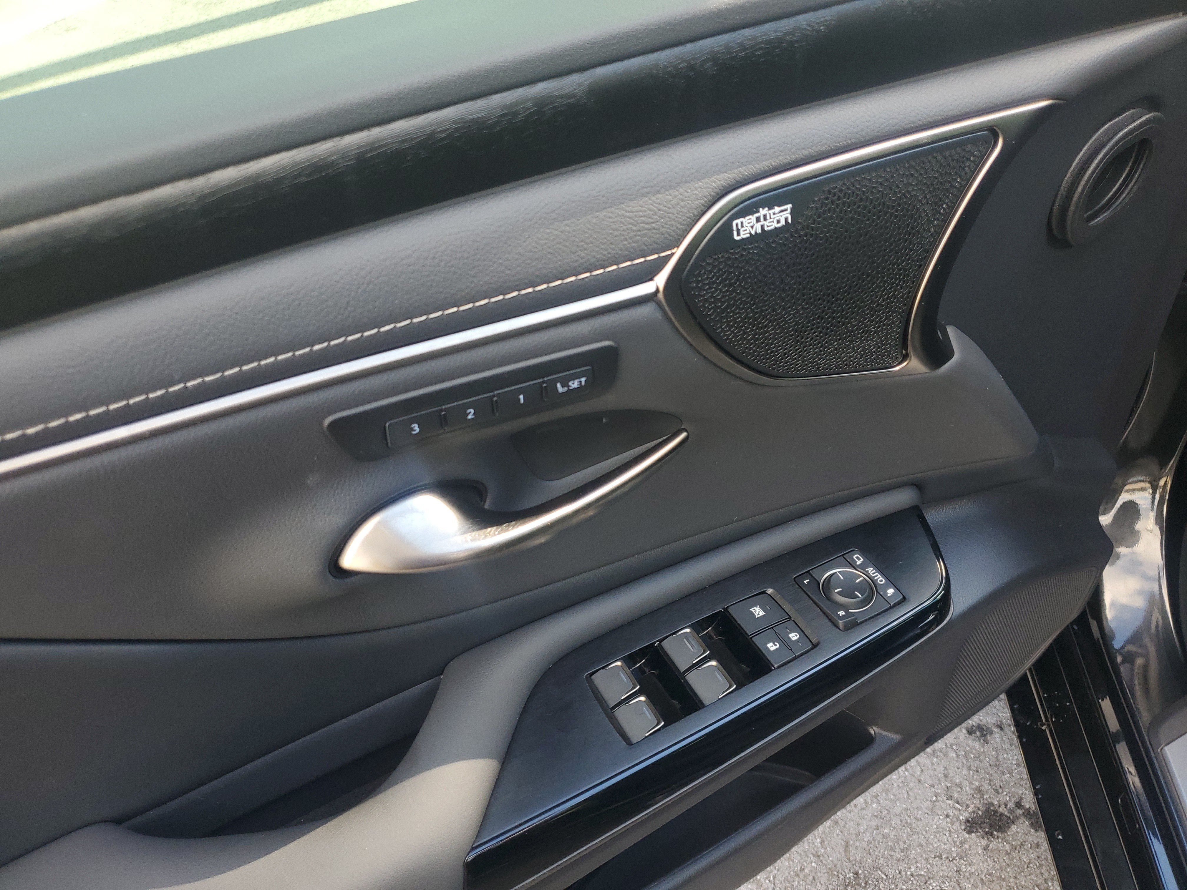Used 2025 Lexus ES 350 w/ Accessory Package (Z2) FWD image 12