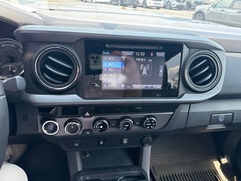 Used 2017 Toyota Tacoma TRD Sport w/ Tow Package (A/T) AWD/4WD image 9