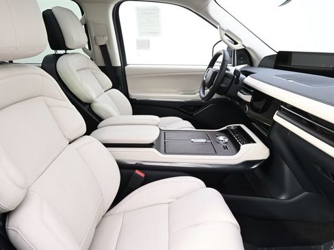 New 2027 Lincoln Navigator Reserve w/ Jet Appearance Package AWD/4WD image 16