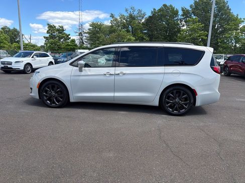 Used 2020 Chrysler Pacifica Limited w/ S Appearance Package FWD image 2