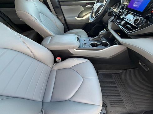 Used 2023 Toyota Highlander XLE image 34