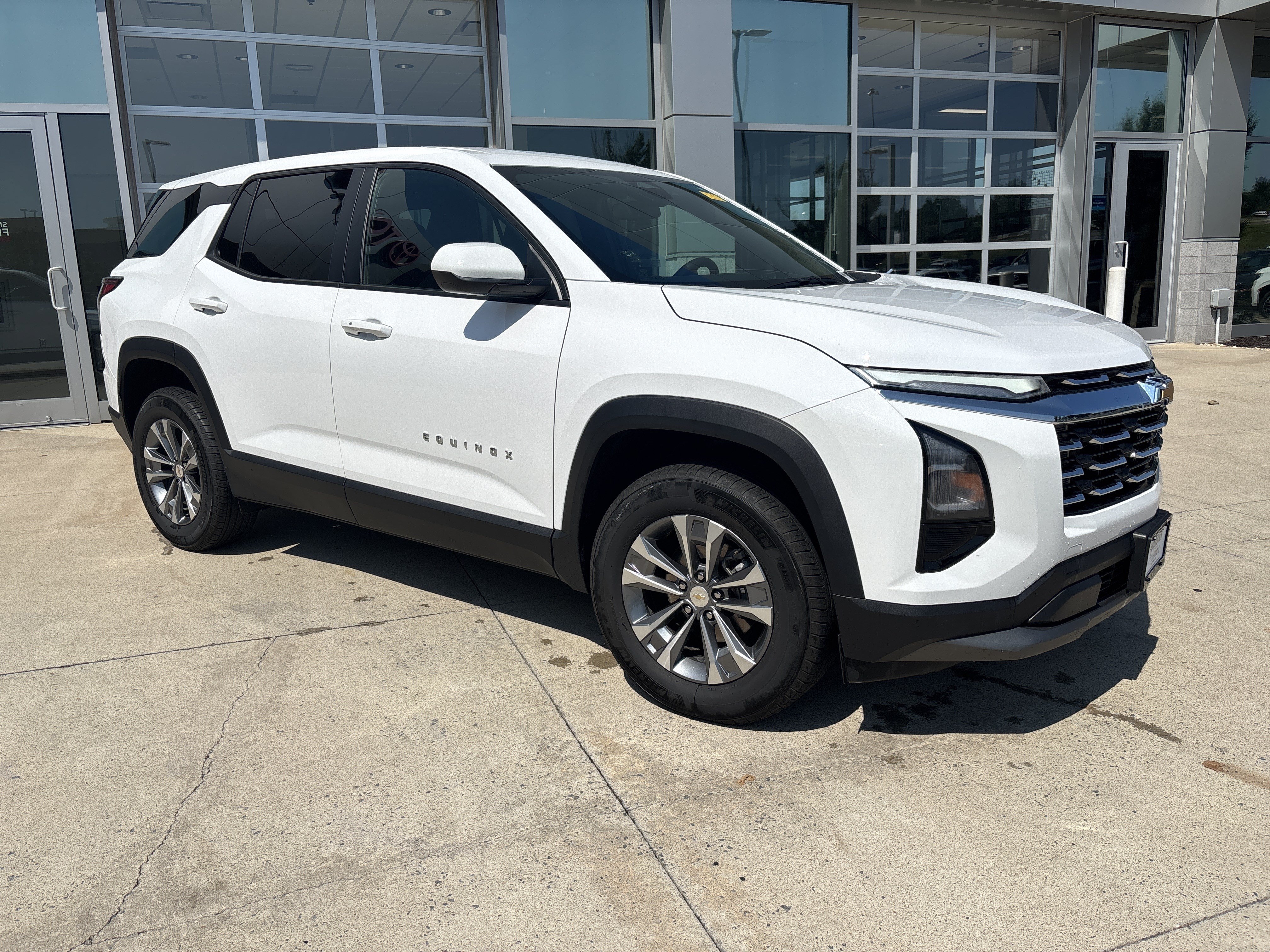 Used 2025 Chevrolet Equinox LT AWD/4WD image 2