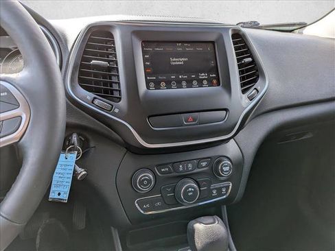 Used 2019 Jeep Cherokee Latitude w/ Cold Weather Group AWD/4WD image 15