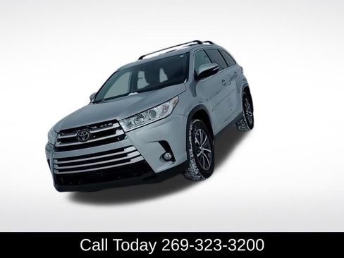 Used 2019 Toyota Highlander SE image 2