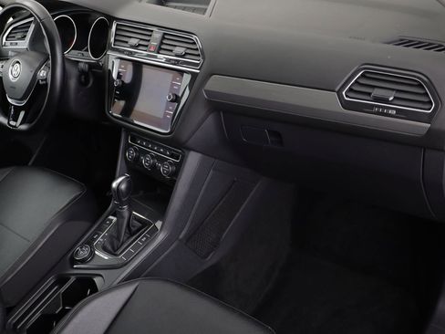 Used 2018 Volkswagen Tiguan SE w/ Panoramic Sunroof Package image 19
