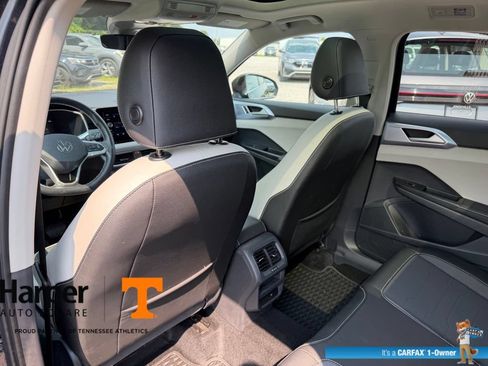 Used 2025 Volkswagen Taos SE w/ Panoramic Sunroof Package FWD image 10